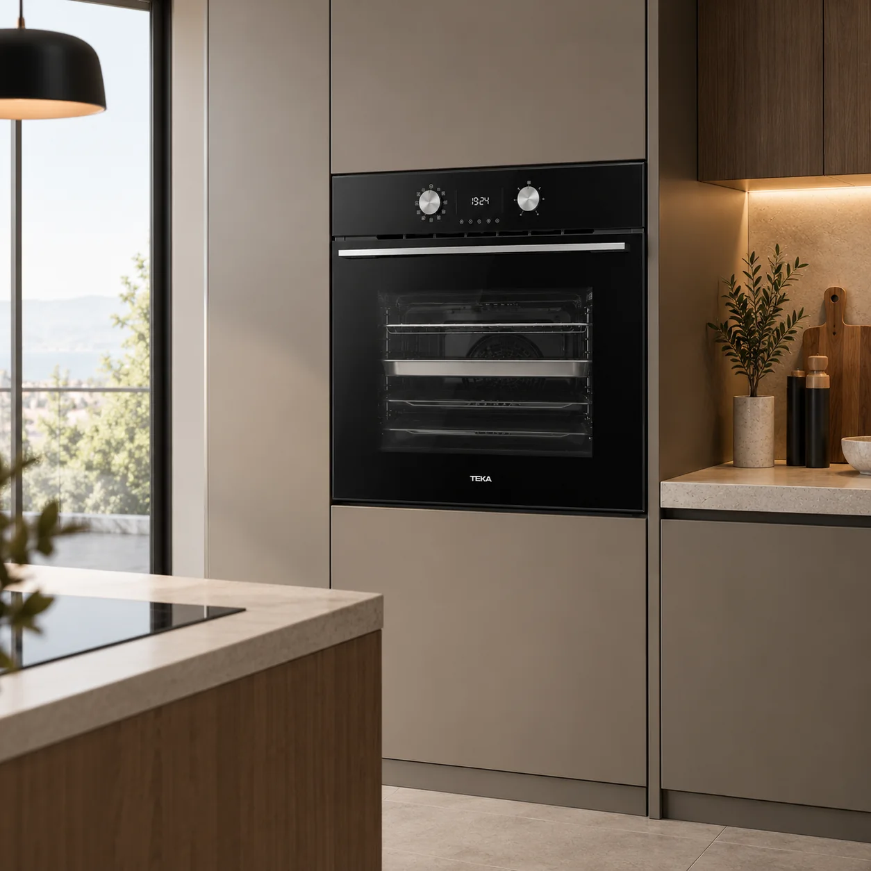 Horno de encastre negro en una columna de cocina con encimera de piedra y lámpara colgante